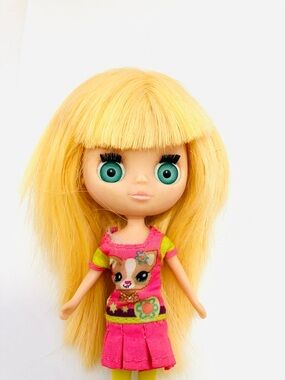 Littlest Pet Shop LPS #B15 Blythe Fashion Doll Blonde Blue Read 4in